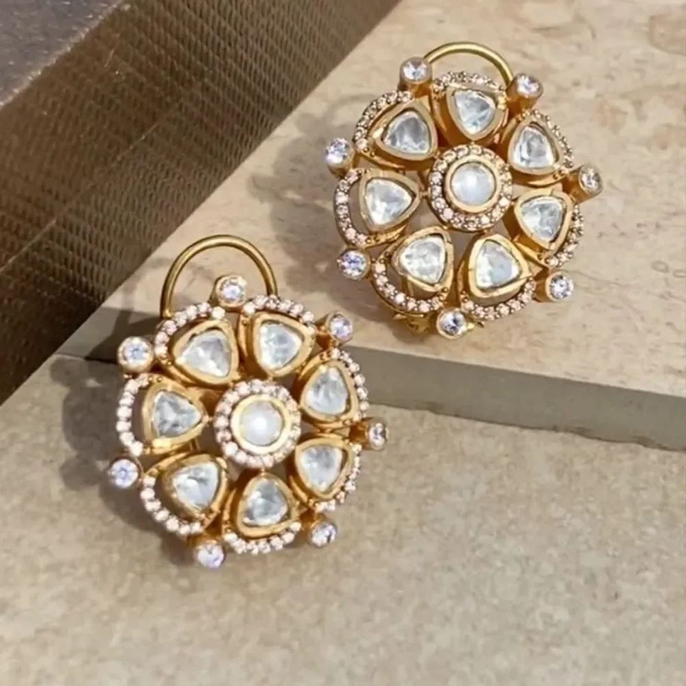Gold Stud Earrings Q620